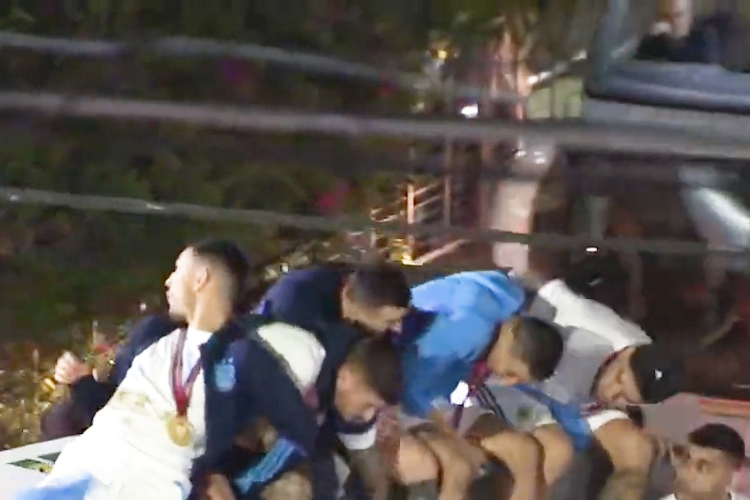 Khoanh khac Messi suyt vuong vao day dien hinh anh