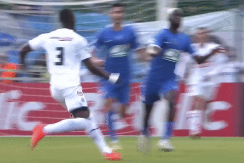 Cu dap cua Eric Bailly khien doi thu phai di cap cuu hinh anh