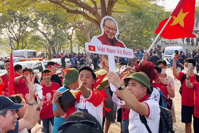 CDV di duong bo sang Thai Lan tiep lua tuyen Viet Nam hinh anh