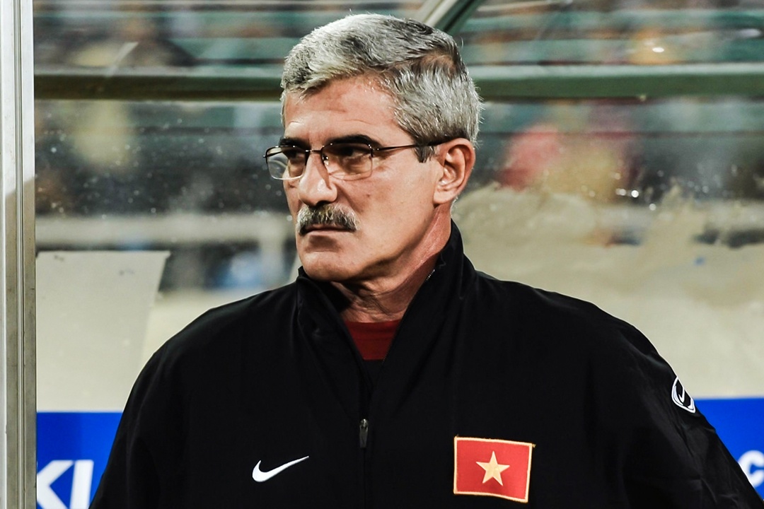 Henrique Calisto: HLV moi can it nhat 4 nam hinh anh