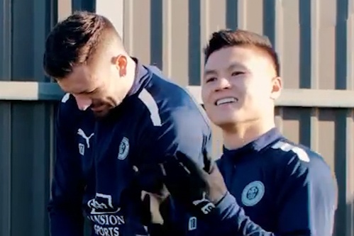 Quang Hai tap buoi dau tien khi tro lai Pau hinh anh