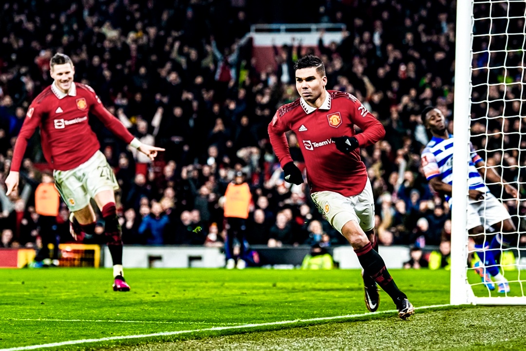 Cu dup cua Casemiro nhin tu khan dai hinh anh