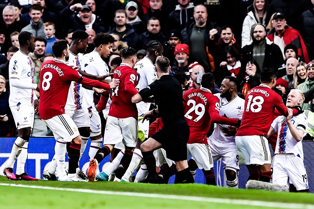 Xo xat o tran MU gap Crystal Palace nhin tu khan dai hinh anh