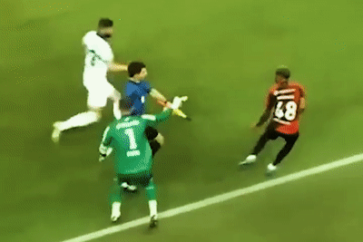 Canh duoi danh nhau tren san co Brazil hinh anh