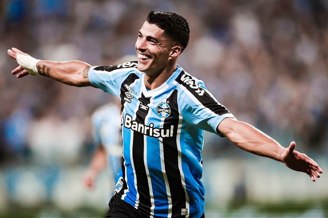 Luis Suarez bay cao cung doi bong moi hinh anh