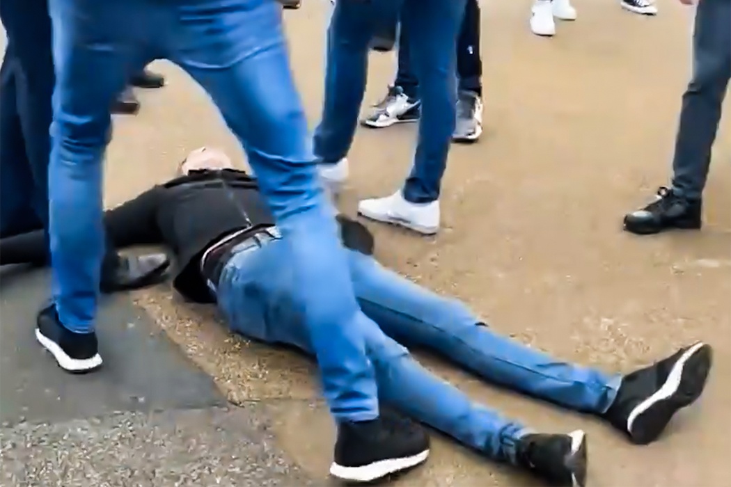 Co dong vien Chelsea bi dam khi khieu khich chu nha hinh anh