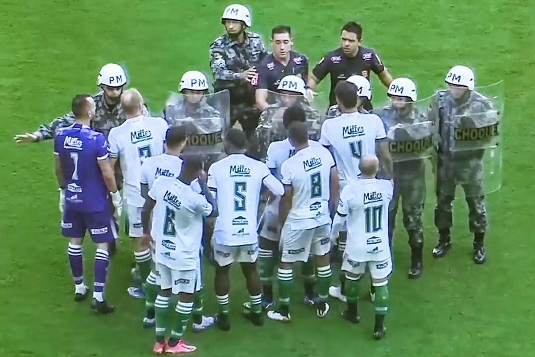 Canh sat vao san sau pha bong gay tranh cai cua Suarez hinh anh