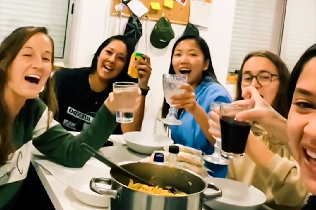 Huynh Nhu day dong doi nau an, noi tieng Viet hinh anh