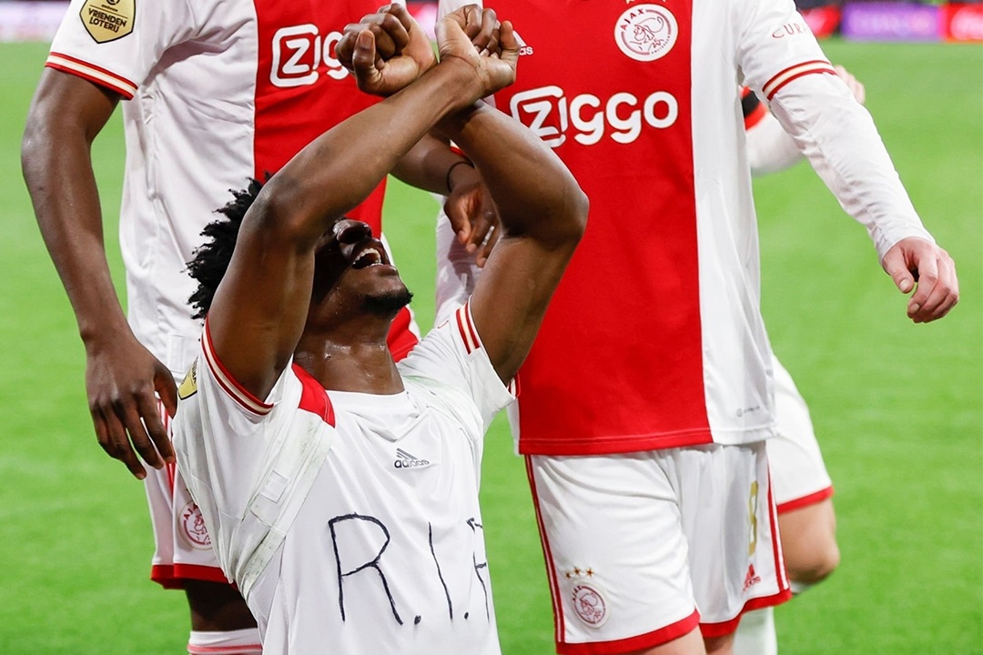 Cau thu Ajax thoat the khi coi ao an mung hinh anh