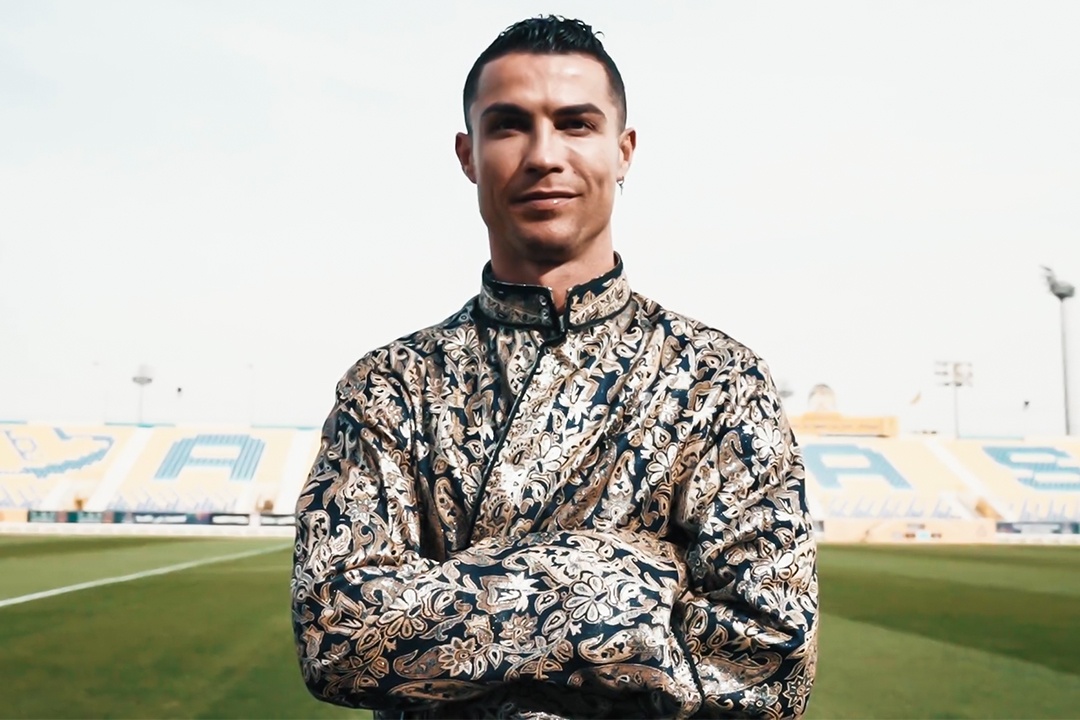 Ronaldo trong trang phuc truyen thong cua Saudi Arabia hinh anh