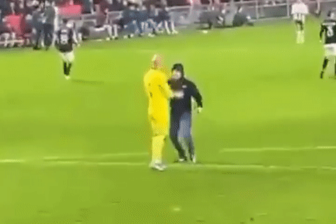 Thu mon Sevilla bi co dong vien hanh hung hinh anh