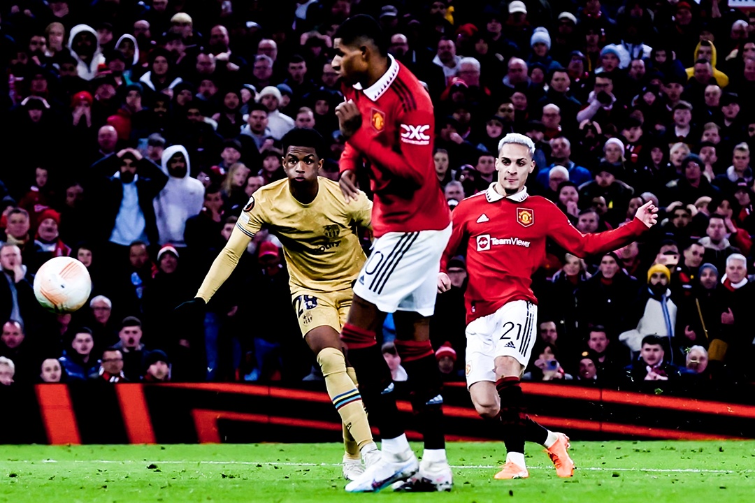 Cu cua long loai Barca khoi Europa League hinh anh