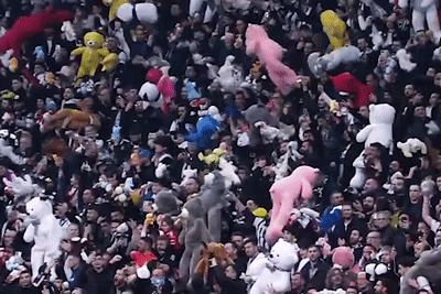 Hang nghin CDV Besiktas nem gau bong xuong san hinh anh