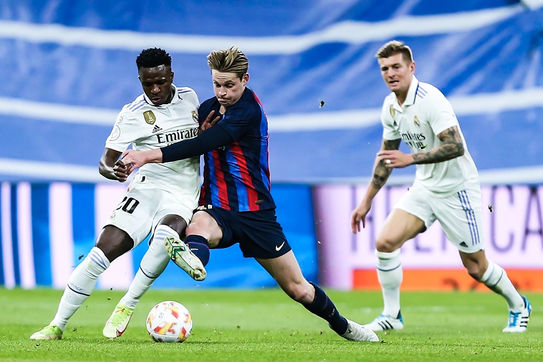 Pha di bong an tuong cua Frenkie de Jong truoc Real hinh anh