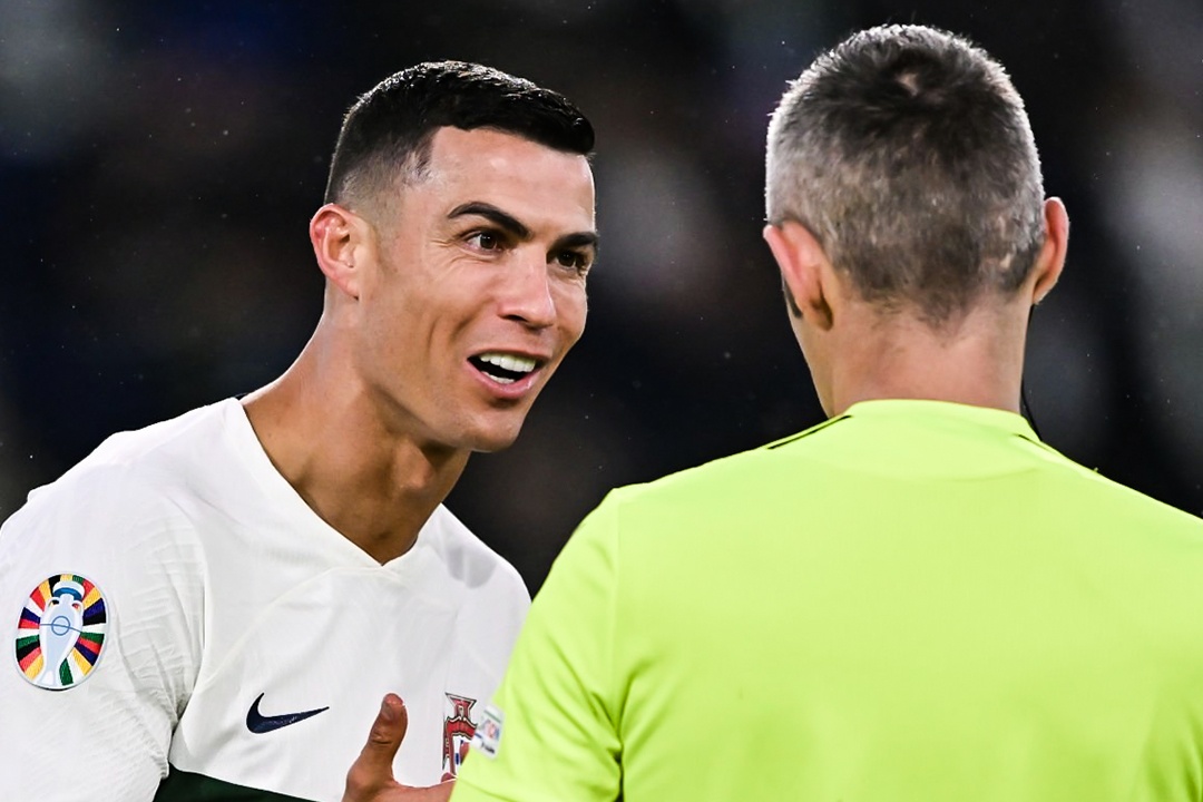 Pha an va khien Ronaldo nhan the vang hinh anh