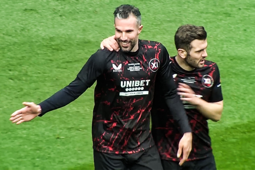 Cu dup cua Van Persie truoc doi Huyen thoai Rangers hinh anh