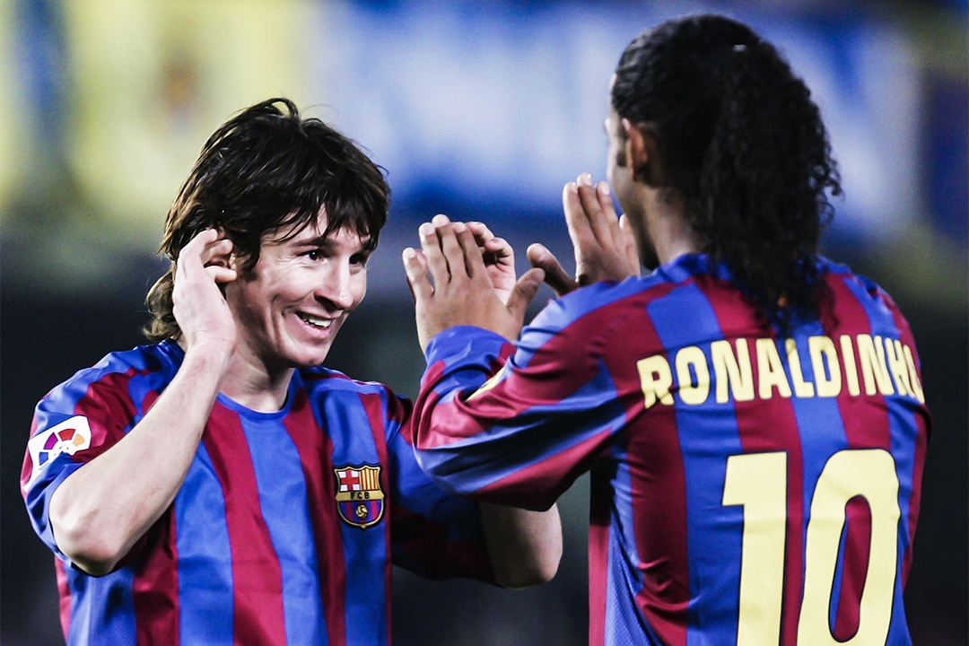 Ronaldinho tung chai toc cho Messi hinh anh