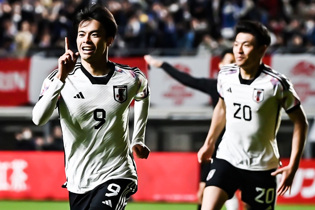 Mitoma tiep tuc toa sang hinh anh