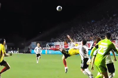 Cu nga nguoi moc bong ha guc tuyen Nhat Ban hinh anh