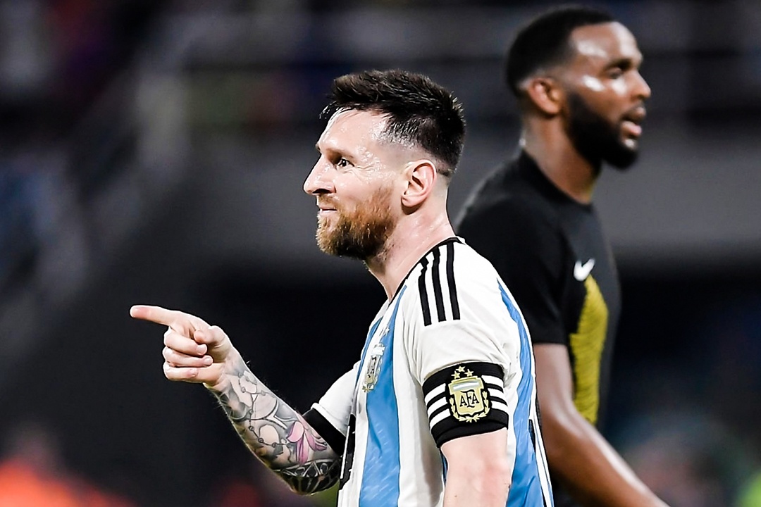 Cu dem bong tham hoa khien Messi hut kien tao hinh anh