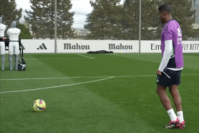 Alaba noi bat trong bai tap da phat cua Real Madrid hinh anh