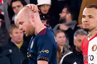 Khoanh khac Klaassen bi chay mau dau hinh anh