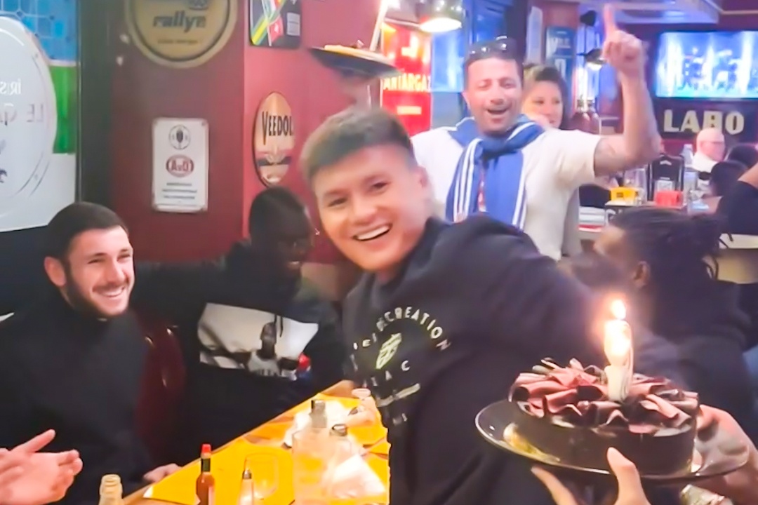 Khoanh khac Quang Hai don sinh nhat o Phap hinh anh