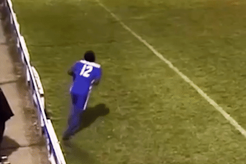 Cau thu nghiep du goi nho huyen thoai nem bien Premier League hinh anh