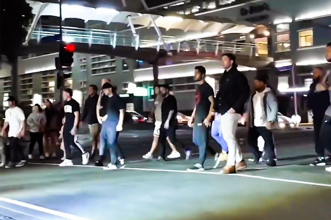 Nhom nguoi 'chan xe' nha vo dich UFC hinh anh