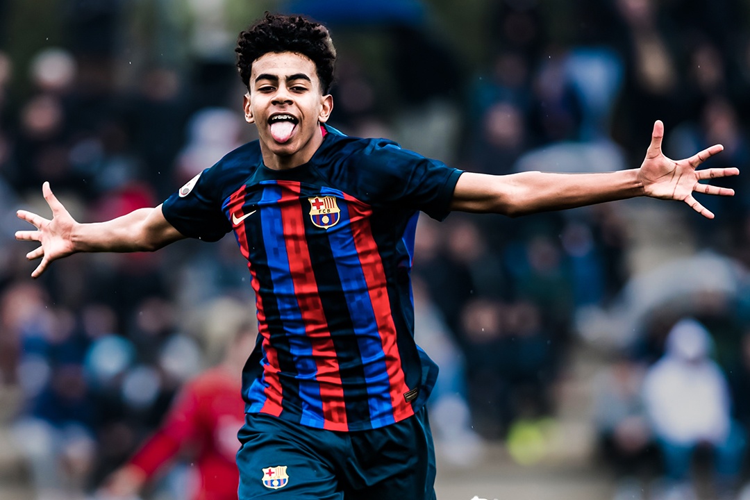 Than dong 15 tuoi di vao lich su Barca hinh anh