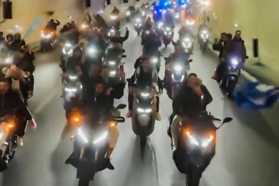 Dan moto duoi theo xe bus Napoli hinh anh