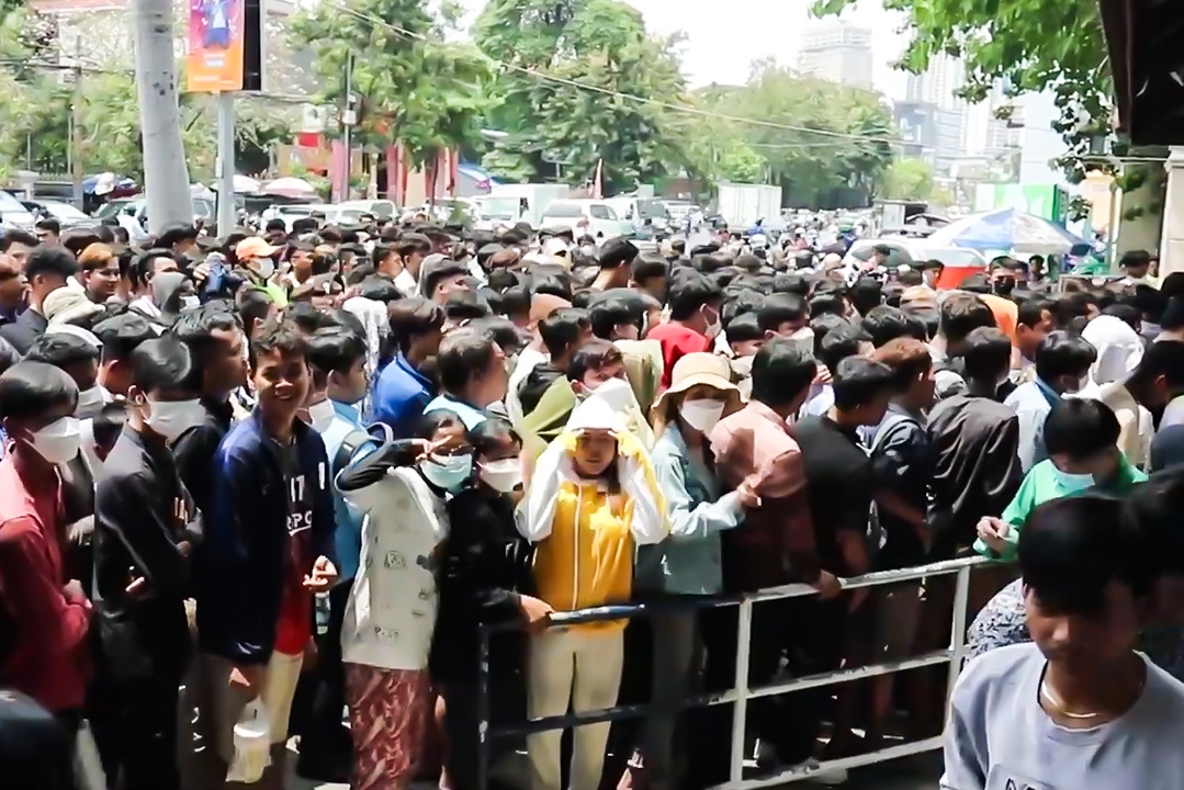 Hang nghin CDV Campuchia xep hang nhan ve mien phi SEA Games hinh anh