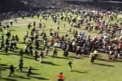 'Vo san' Old Trafford trong ngay MU xuong hang mua 1973/74 hinh anh