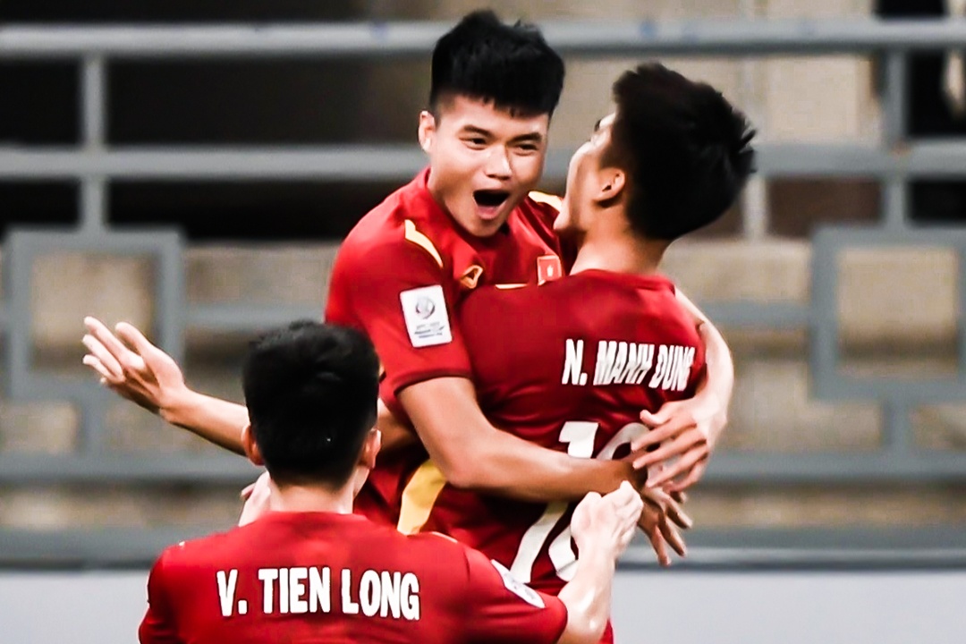 U22 Viet Nam pha luoi Lao sau 2 phut hinh anh