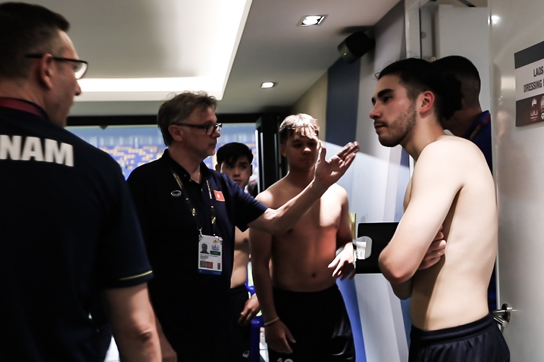 Cau thu Lao goc Phap tiet lo cuoc tro chuyen voi HLV Troussier hinh anh