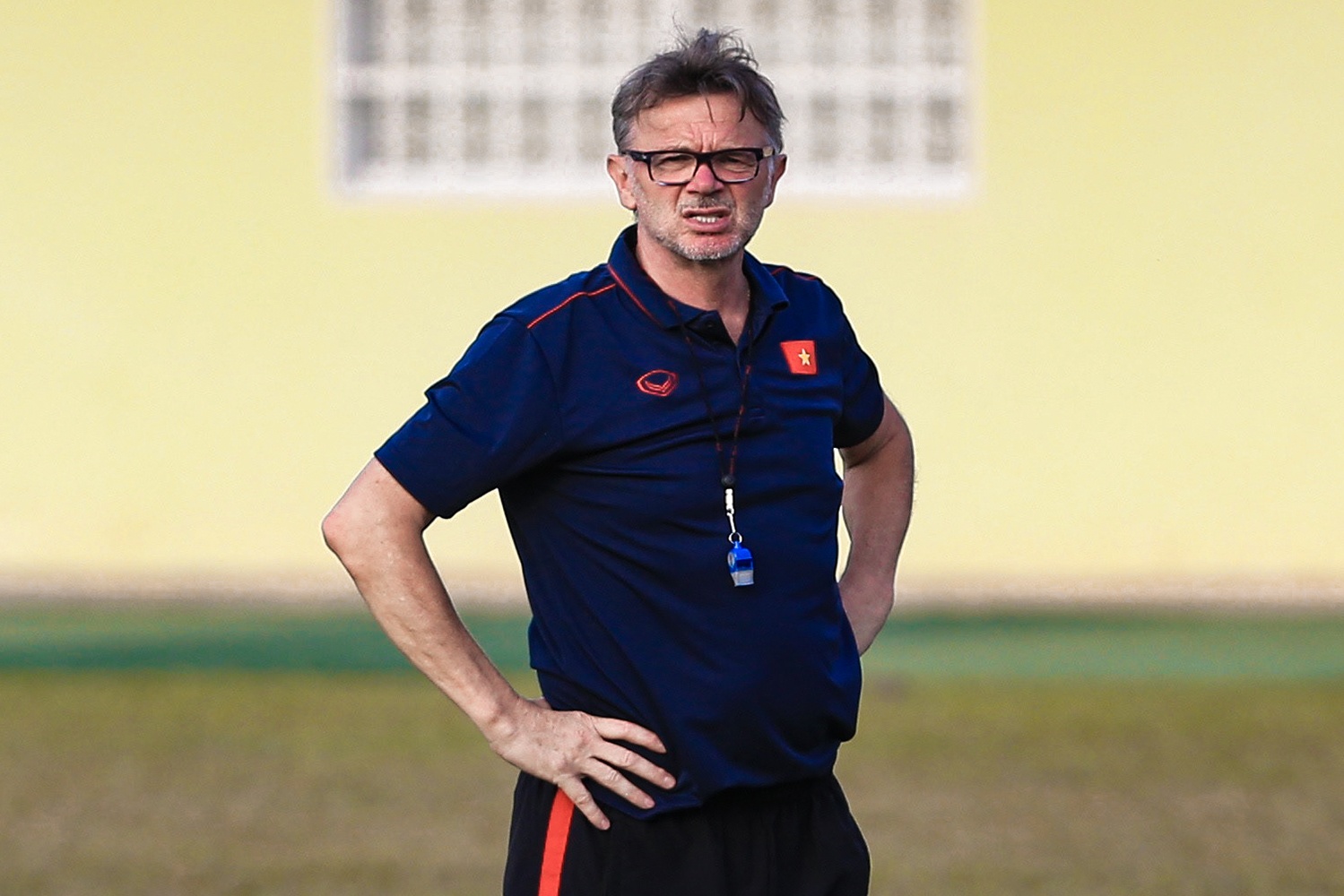 HLV Troussier phai sua nhieu neu muon thang U22 Singapore hinh anh