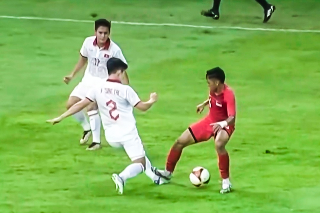 Cu dap gam giay khien Tuan Tai nam san hinh anh