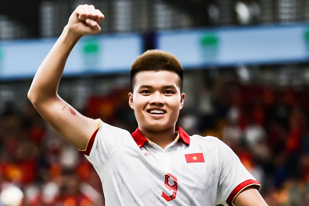 Ban mo ty so cua Van Tung truoc U22 Singapore hinh anh