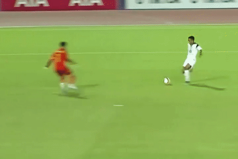 Cu bam bong gay bat ngo cua U22 Timor Leste hinh anh