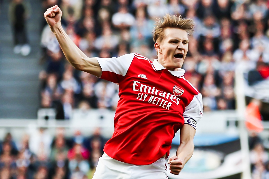 Con ai dam chi trich Odegaard hinh anh