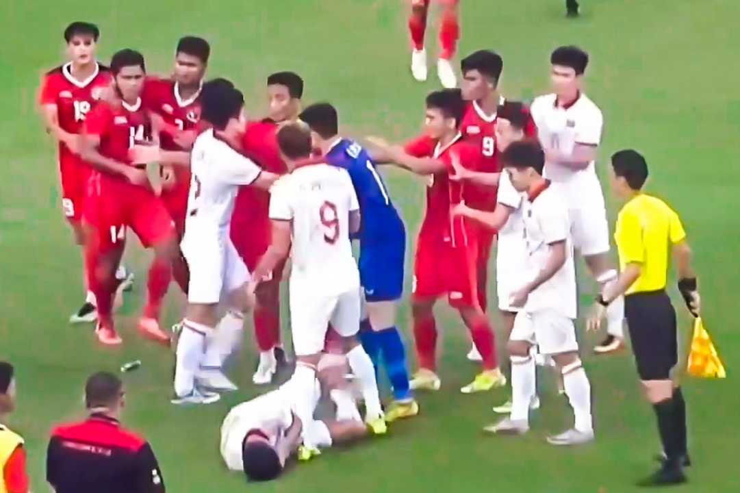 Pha bong khien U22 Viet Nam va Indonesia lao vao nhau hinh anh