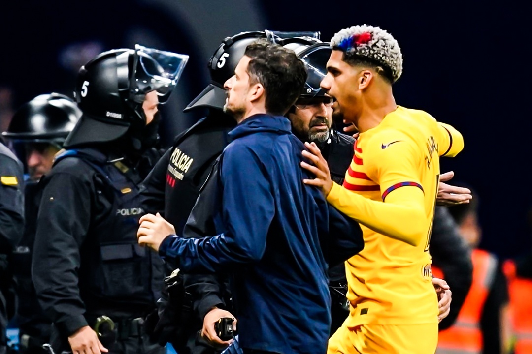 Khoanh khac dan sao Barca thao chay vao duong ham hinh anh