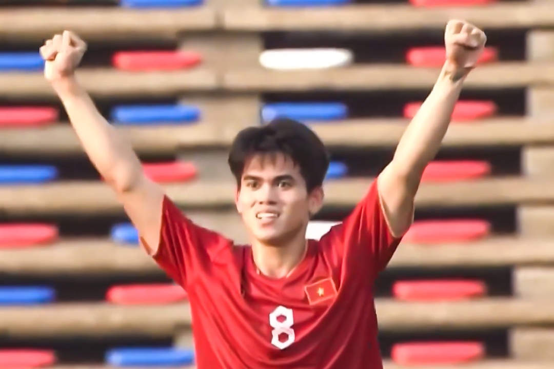 Khuat Van Khang nang ty so len 3-0 cho U22 Viet Nam hinh anh