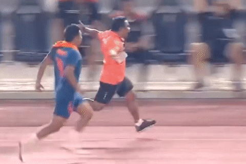 Khoanh khac BHL U22 Thai Lan khieu khich Indonesia hinh anh