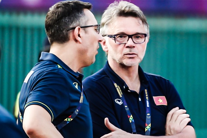 Mot minh HLV Troussier la khong du de nang tam U22 Viet Nam hinh anh