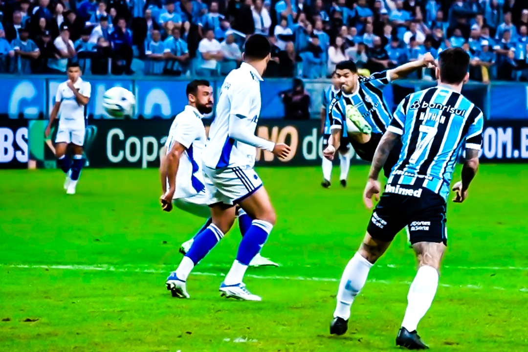 Sieu pham ma ngoai cua Luis Suarez o tuoi 36 hinh anh