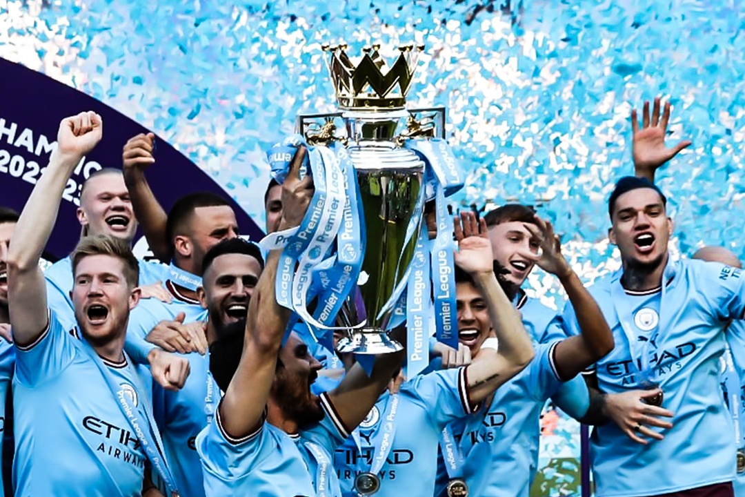 Khoanh khac Man City nang cup vo dich Premier League hinh anh