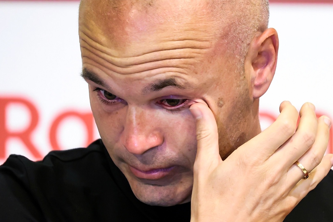 Nuoc mat Iniesta khi noi loi cuoi o Vissel Kobe hinh anh