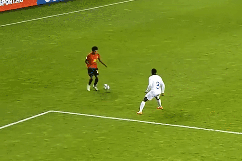 Than dong 15 tuoi cua Barca lap sieu pham hinh anh