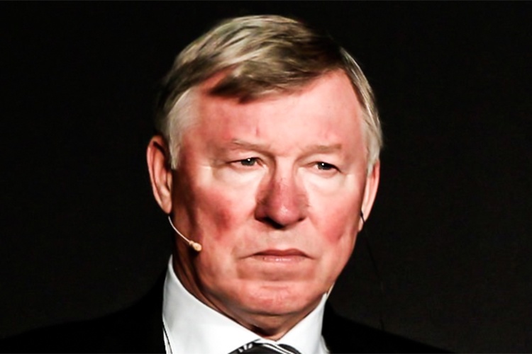 Sir Alex 'dau don' khi trao giai cho Pep hinh anh